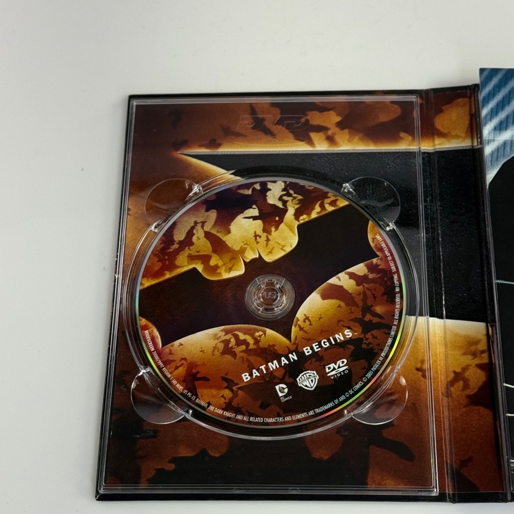 The Dark Knight Trilogy DVD Limited Edition Gift Set Lenticular Art Book 3-Disc - Picture 10 of 15